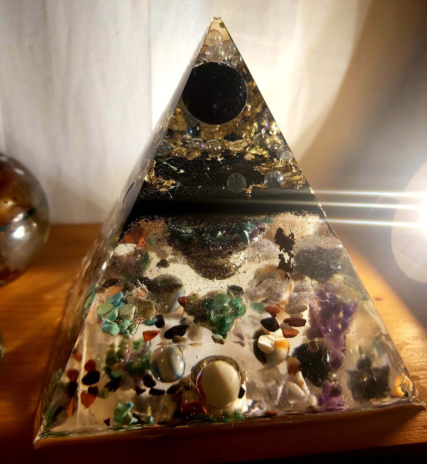 Orgonit Pyramide "Black Ball Power"