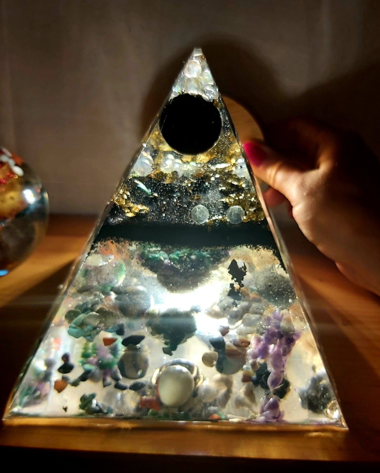 Orgonit Pyramide "Black Ball Power"