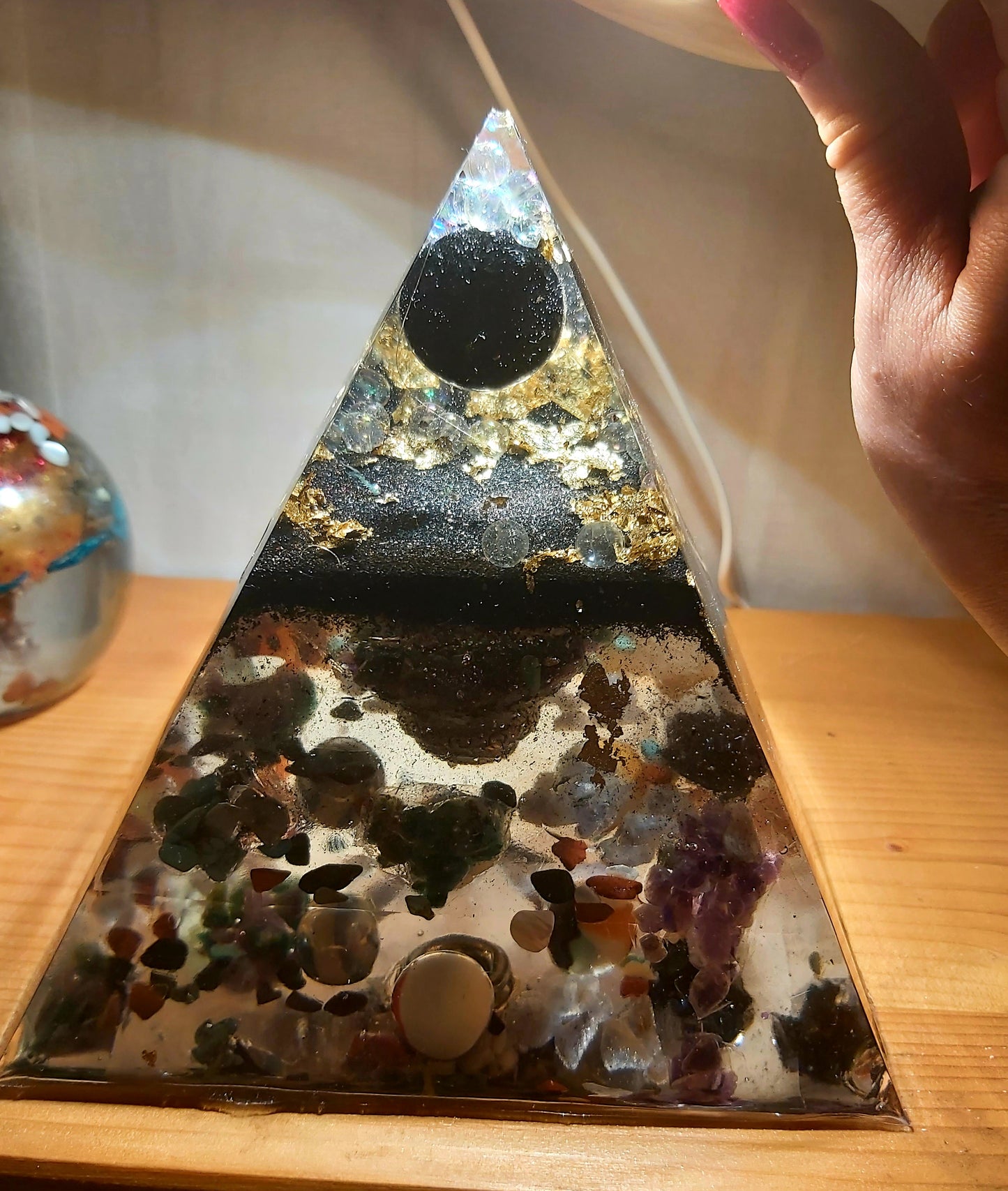 Orgonit Pyramide "Black Ball Power"