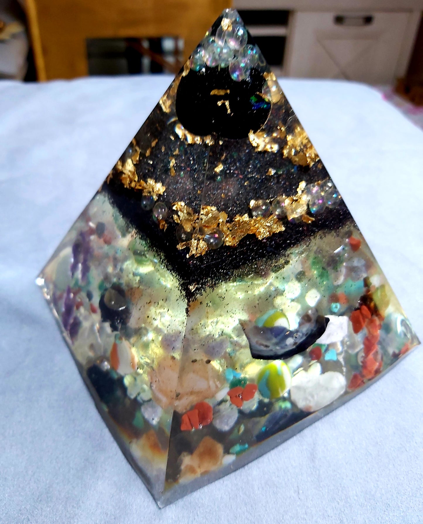 Orgonit Pyramide "Black Ball Power"