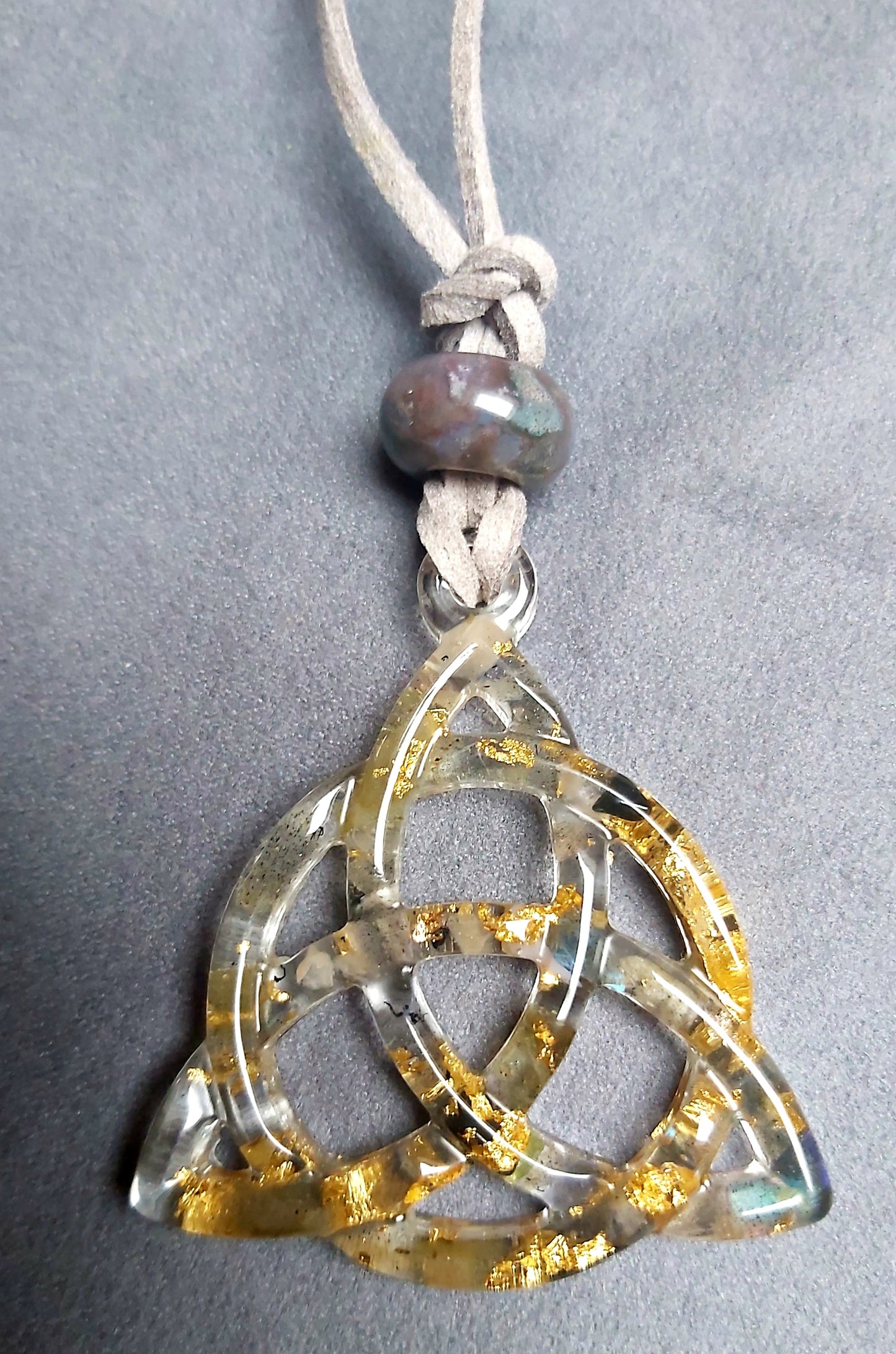 Orgon Anhänger Triquetra mit Blattgold und Labradorith