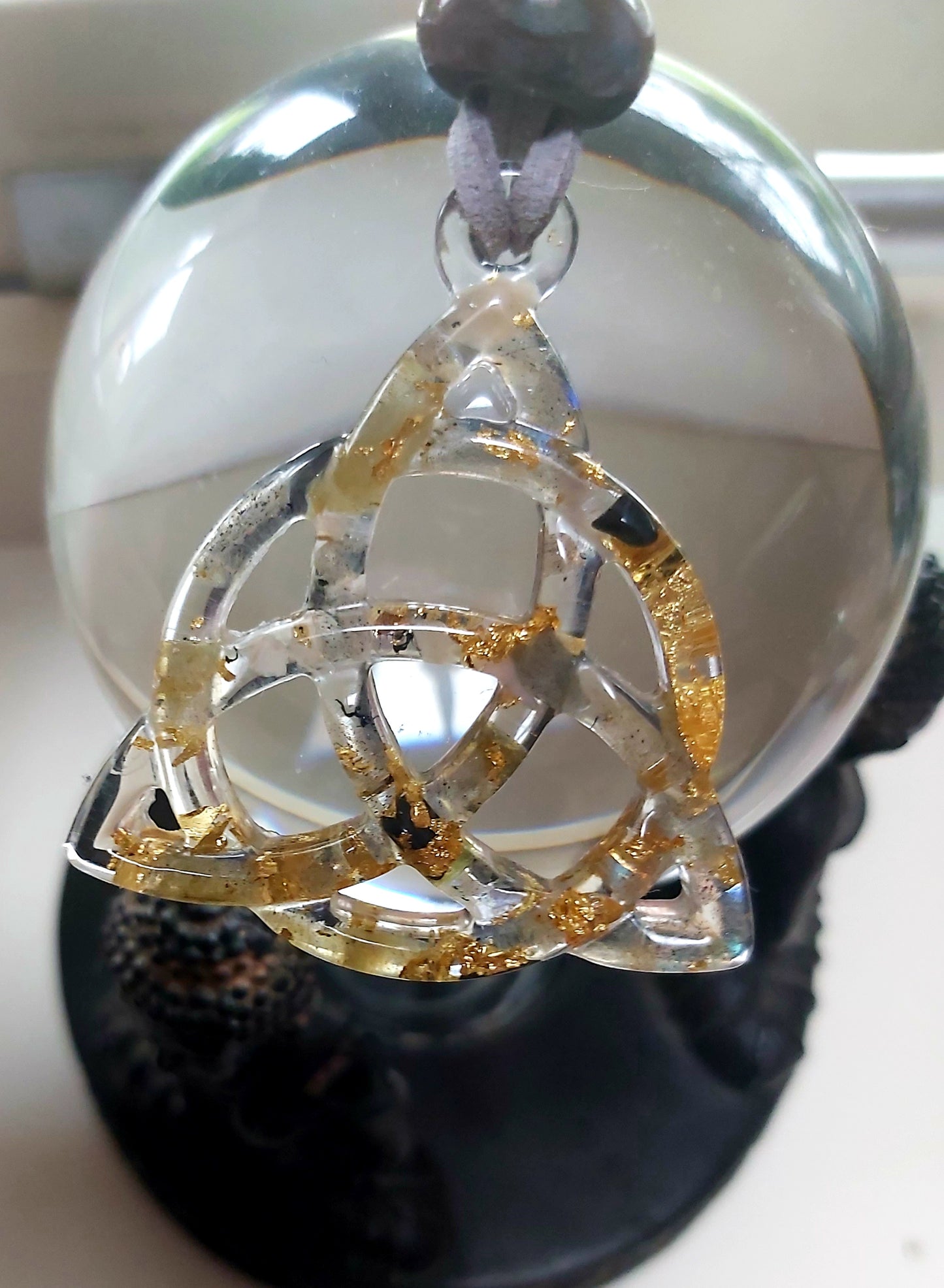 Orgon Anhänger Triquetra mit Blattgold und Labradorith