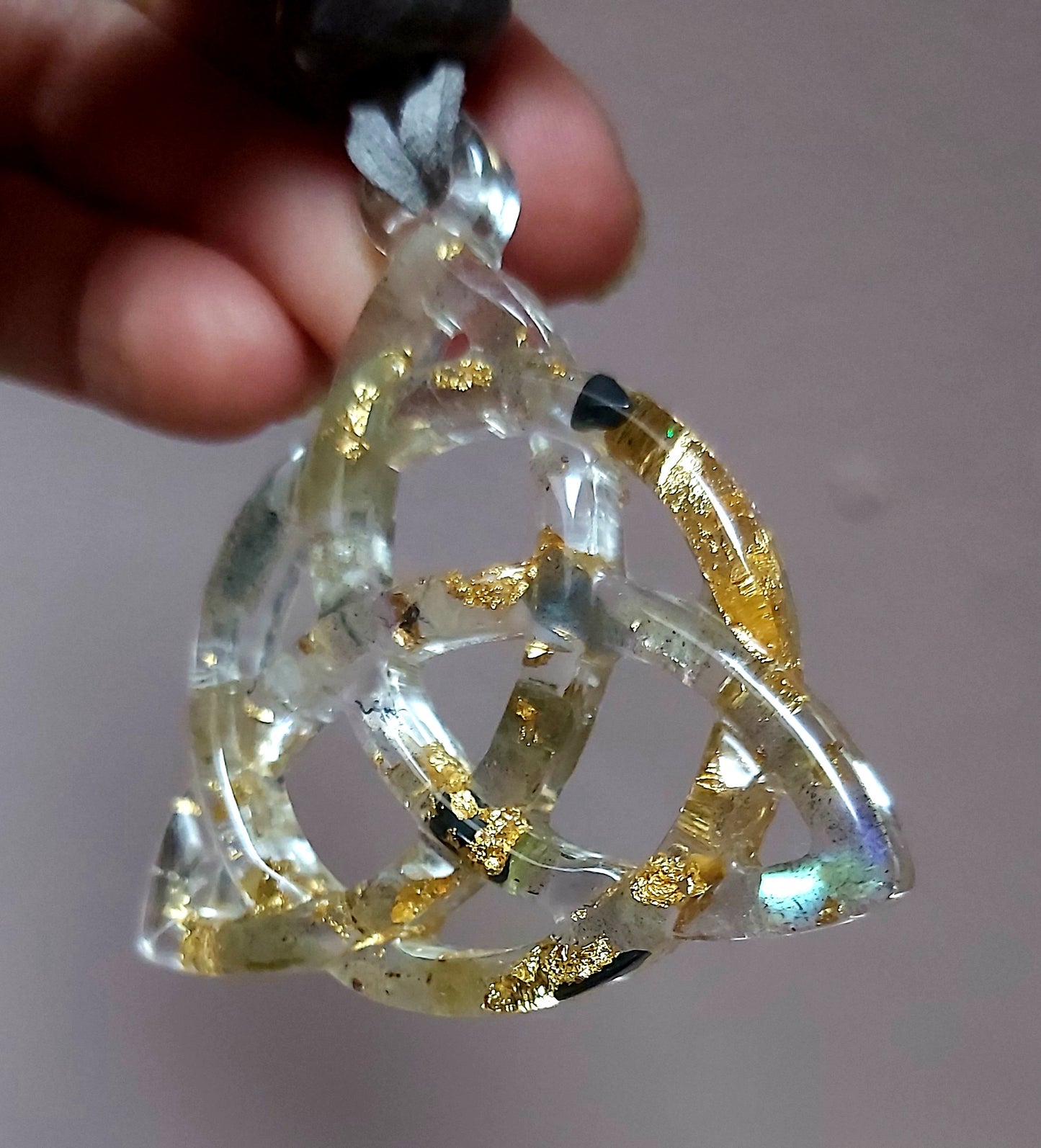 Orgon Anhänger Triquetra mit Blattgold und Labradorith