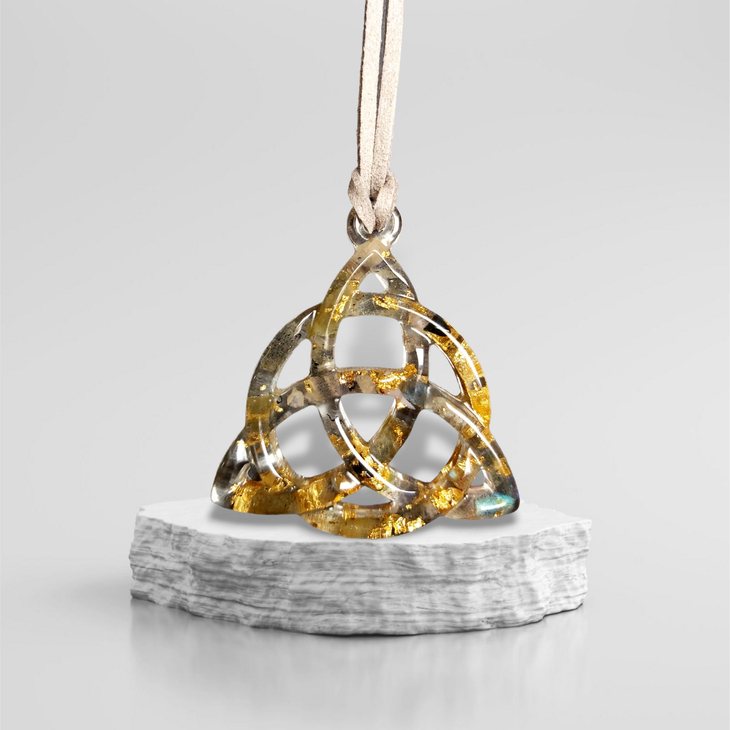 Orgon Anhänger Triquetra mit Blattgold und Labradorith